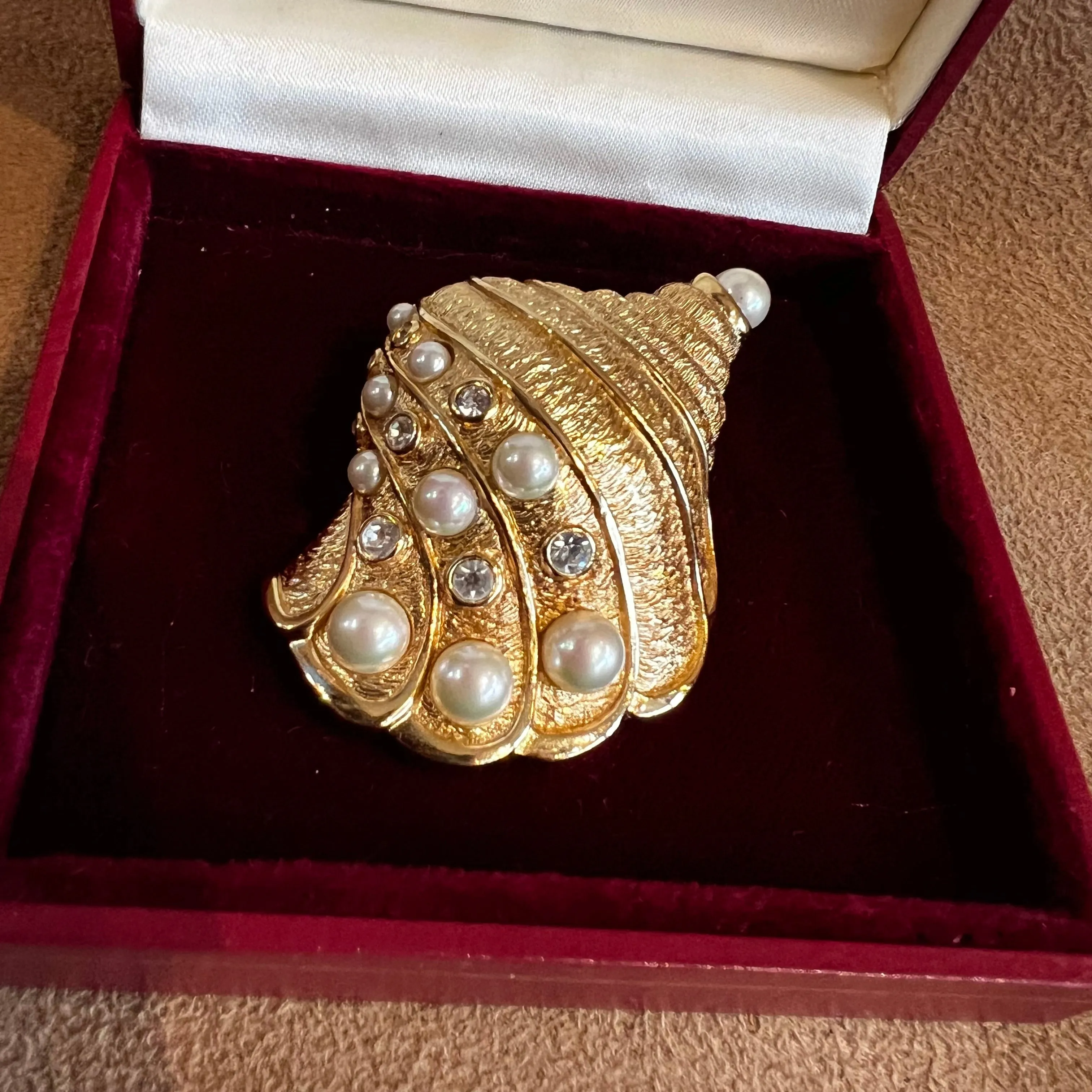 Christian Dior Vintage conch shell brooch gold with Pearls