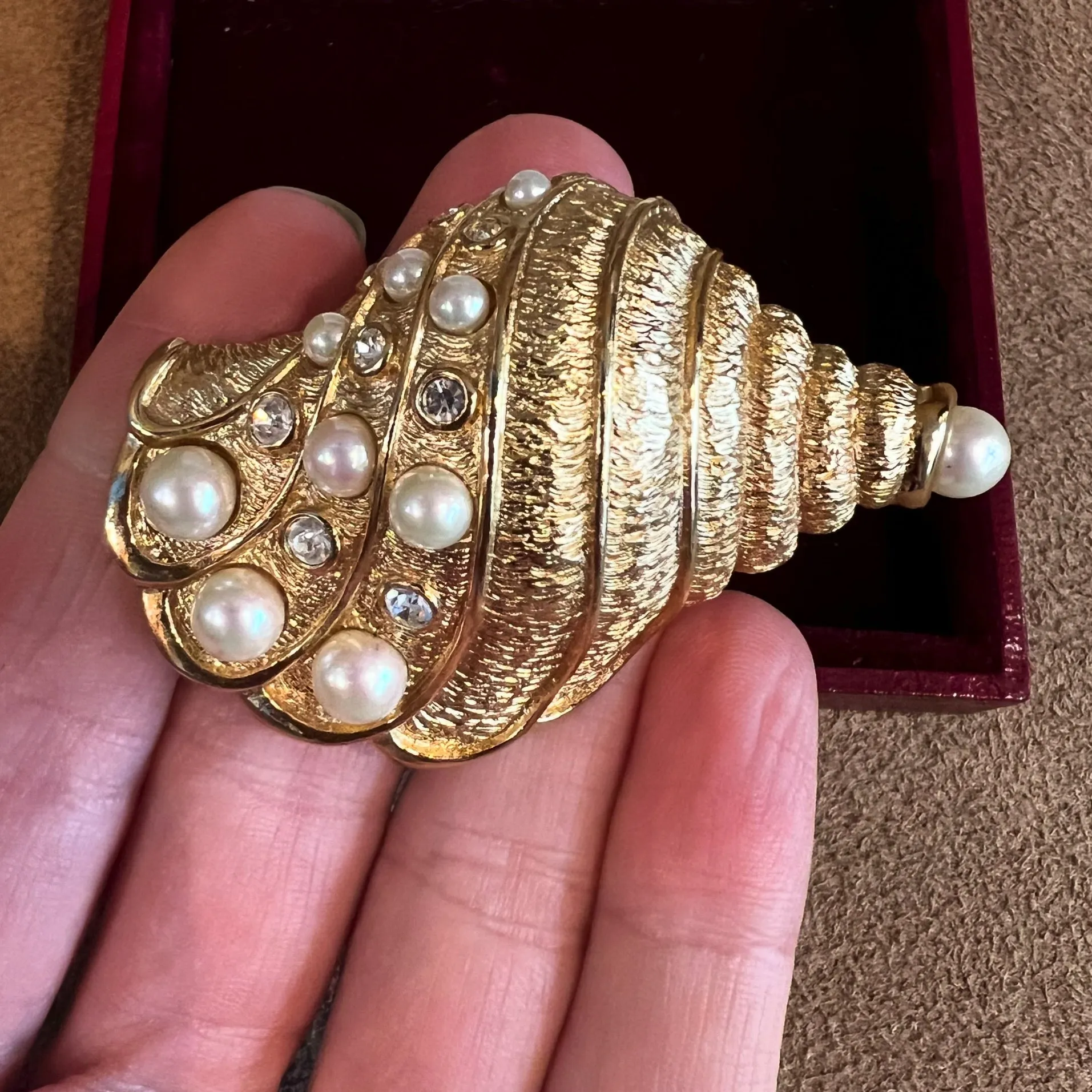 Christian Dior Vintage conch shell brooch gold with Pearls