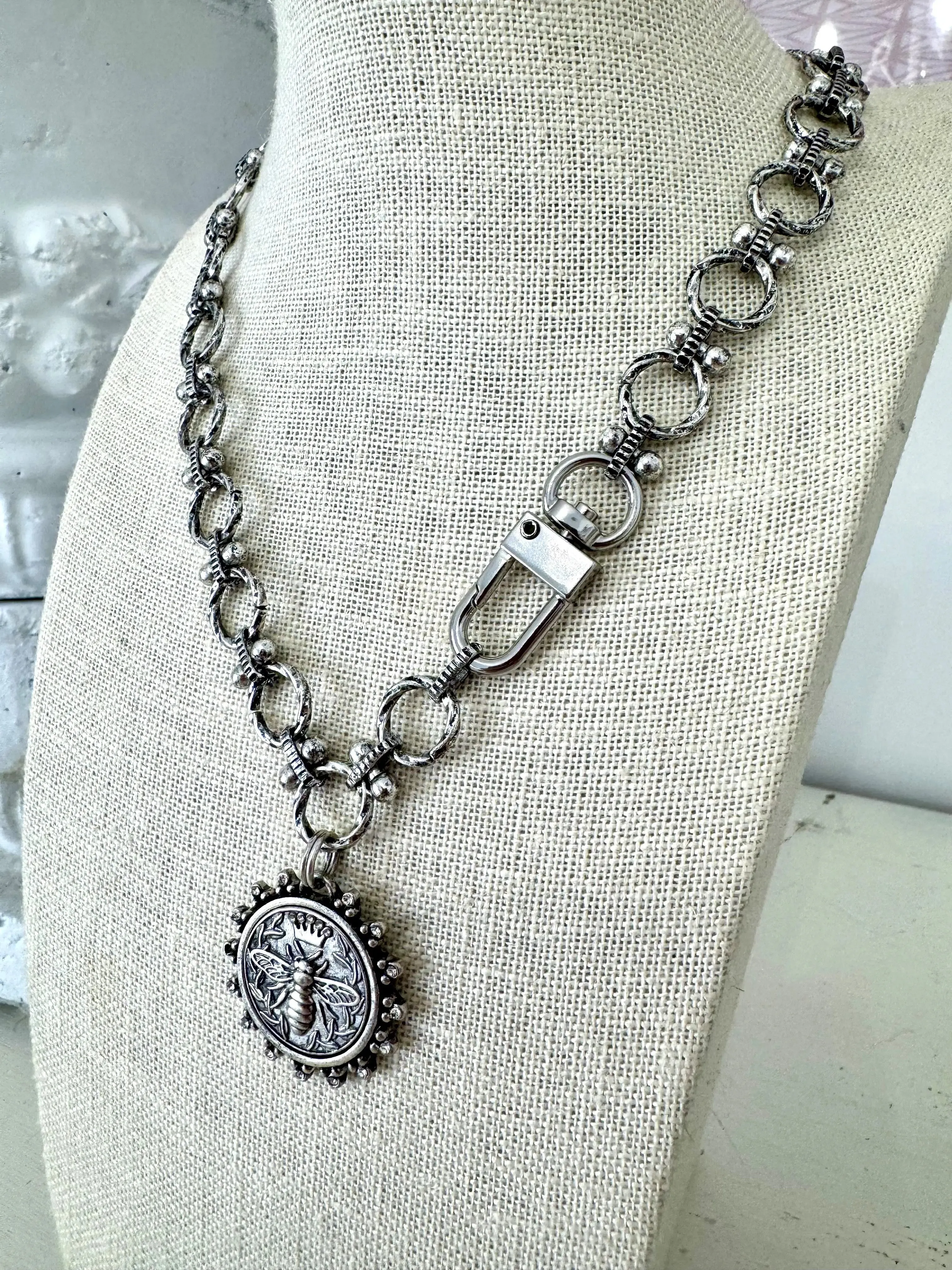 Regina Bee Necklace - Silver