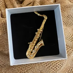 Saxaphone Gold Brooch by Cabouchon